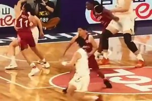 張子宇此前蹂躪印尼女籃印尼老黑控住了底盤(pán)但高空被輕松擊破